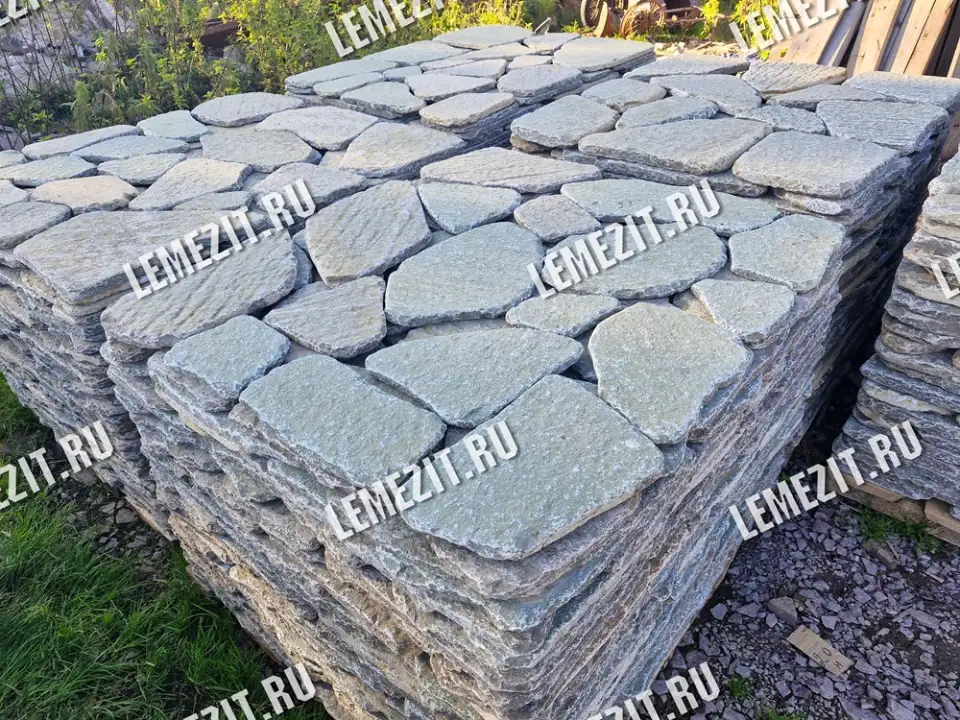 серо-зелёный галтованный плитняк лемезит толщиной 20-25 мм для облицовки и мощения садовых дорожек